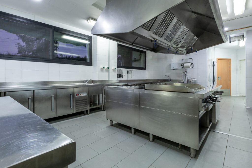 Cocina profesional equipada en acero inoxidable