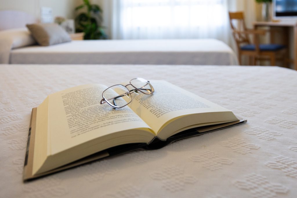 Libro abierto sobre una cama