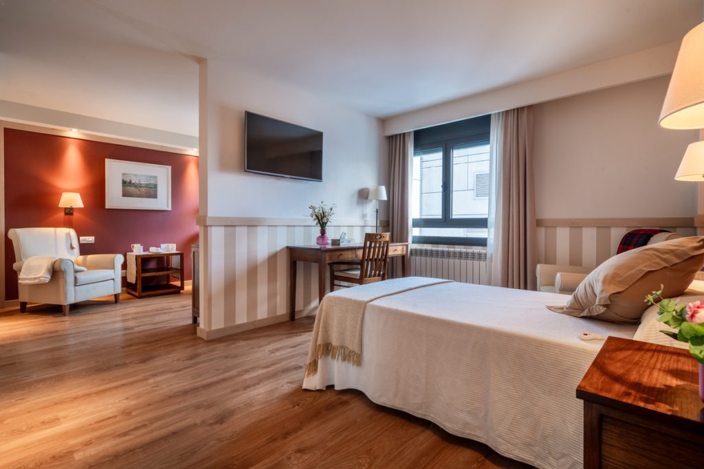 Habitación doble amplia y luminosa