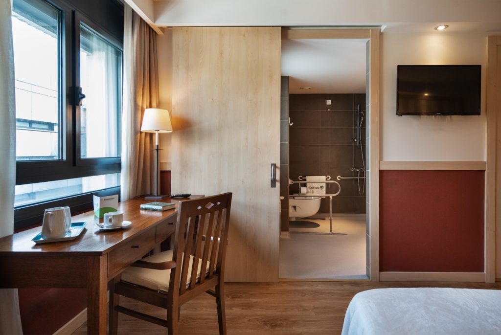 Habitación individual acogedora con escritorio