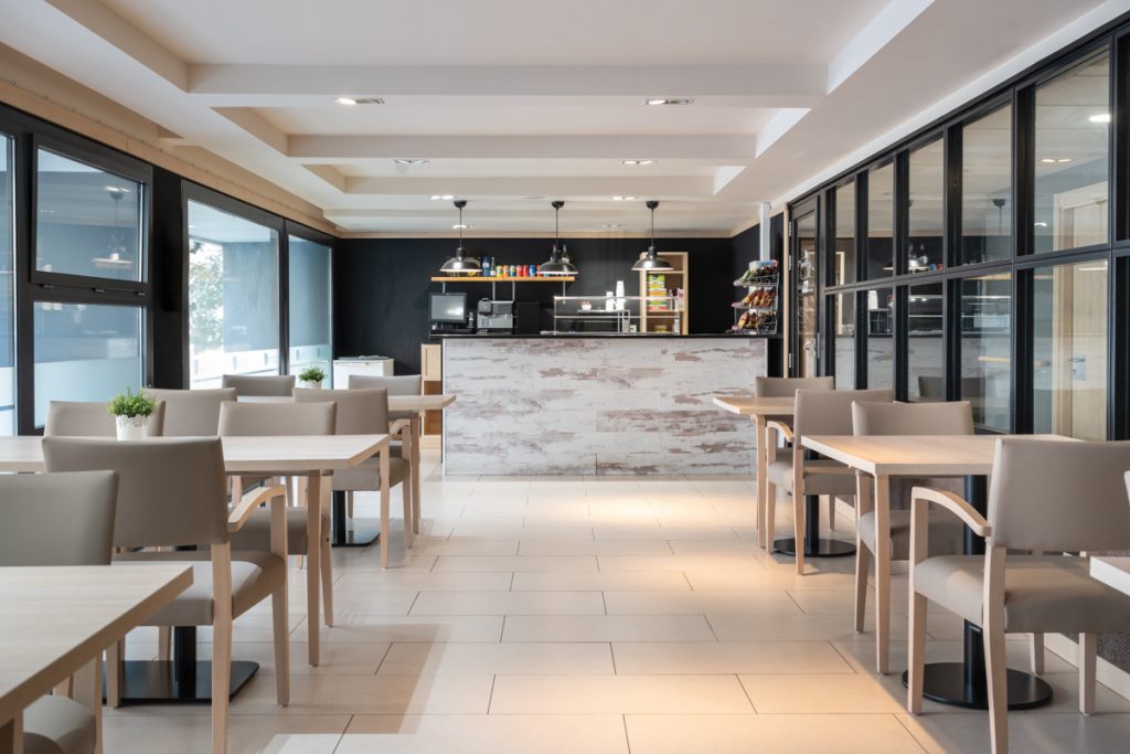 Recepción moderna y espaciosa