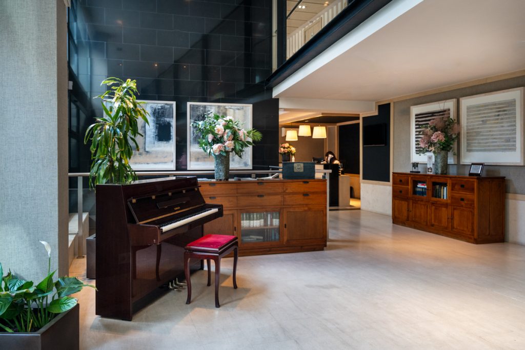 Sala de estar con piano