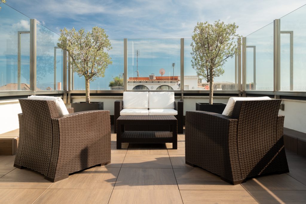 Terraza con sillones y vistas al mar
