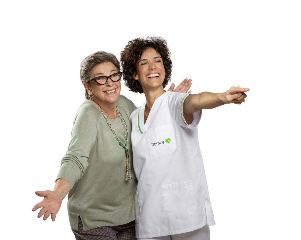 Cuidadora acompañando a mujer mayor sonriente