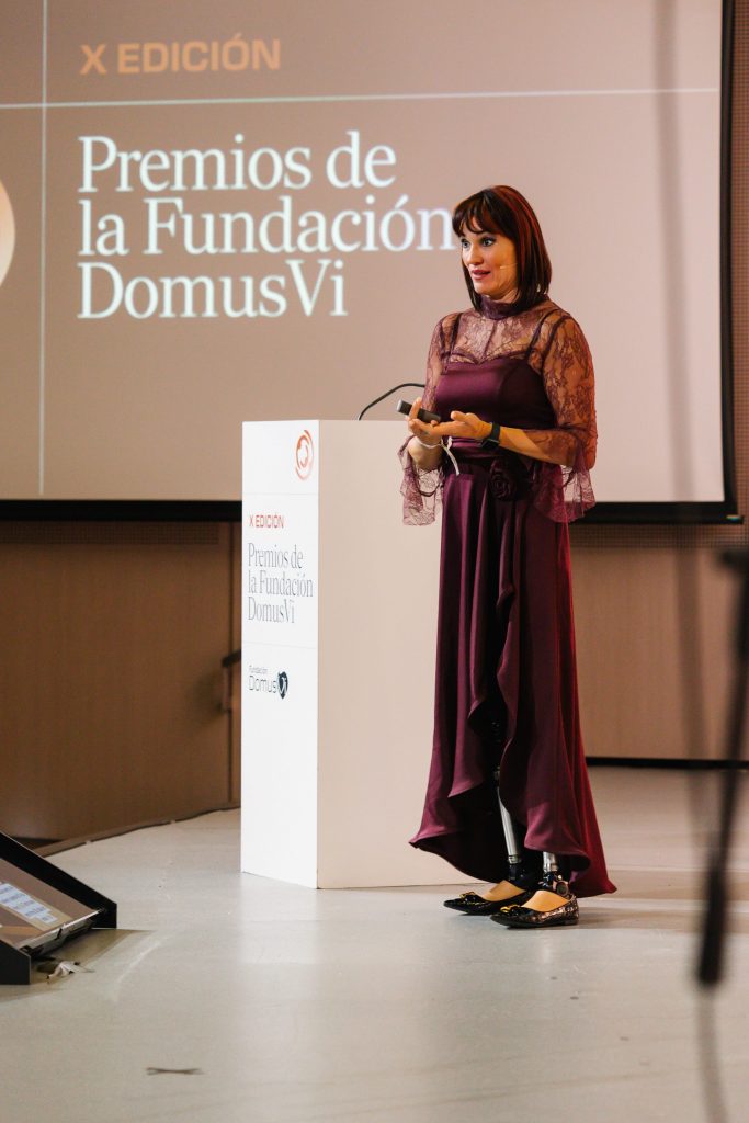 Mujer entregando premio en evento corporativo