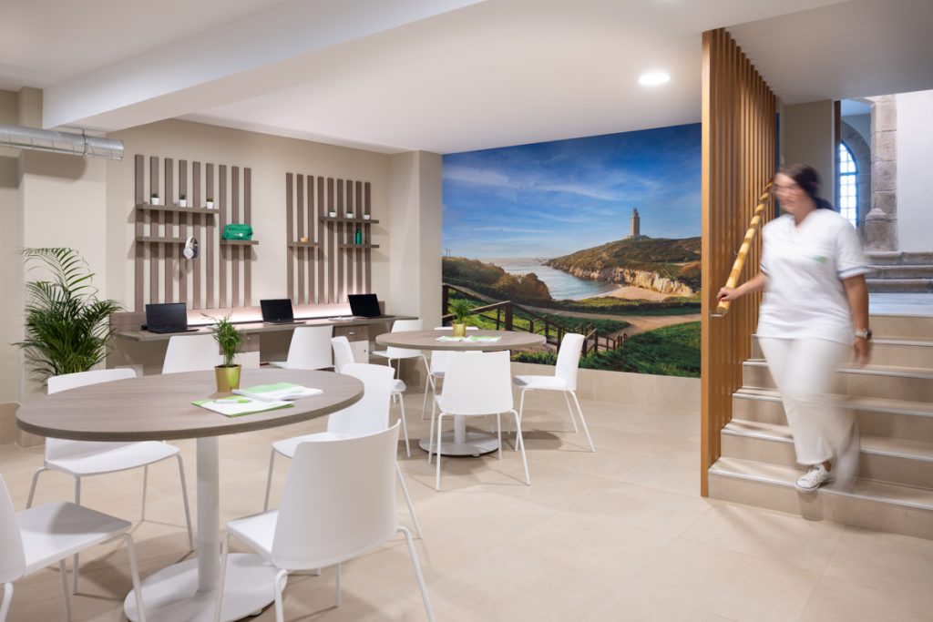 Comedor elegante con mesas redondas