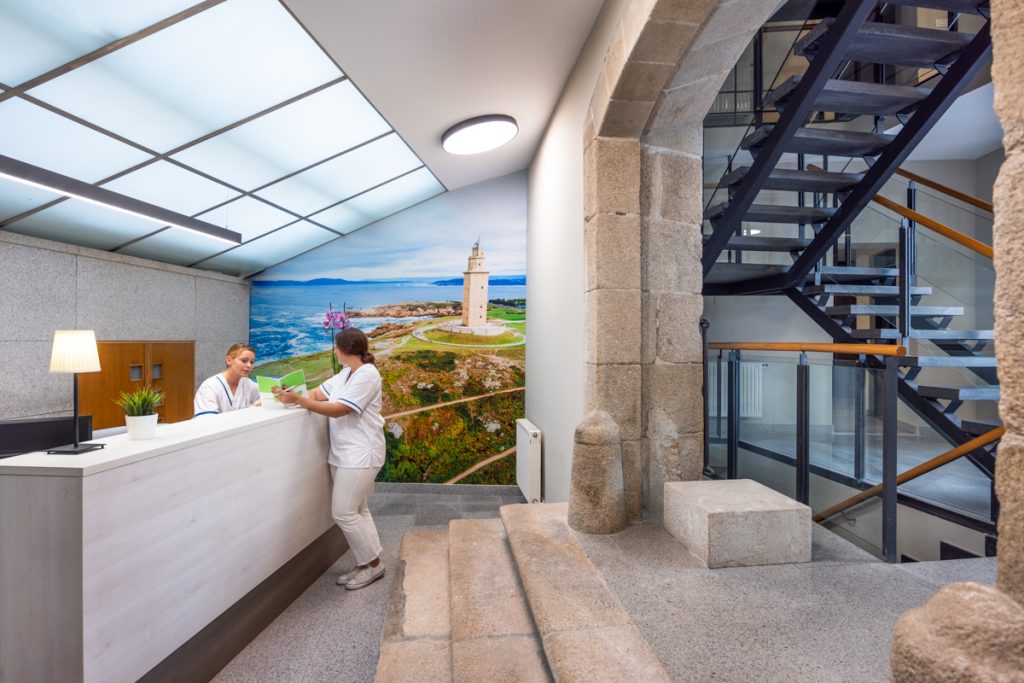 Escalera luminosa con vistas al exterior