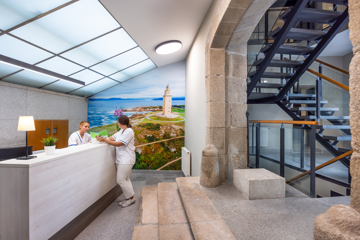 Escalera luminosa con vistas al exterior